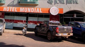 A multi-story hotel building with balconies and a sign reading "HOTEL MUNDIAL".