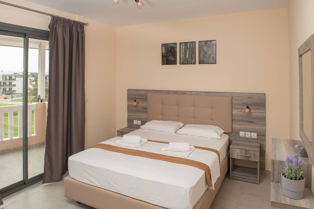 Deluxe tweepersoonskamer, uitzicht op bergen | Woonkamer | Een flatscreentelevisie