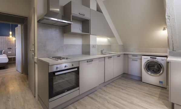 Full-sized fridge, microwave, oven, stovetop