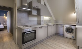 Refrigerador con freezer, microondas, horno, placa de cocina