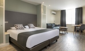 开间, 1 张大床, 庭院景观 | 客房内保险箱、特色装修、特色家居、办公桌