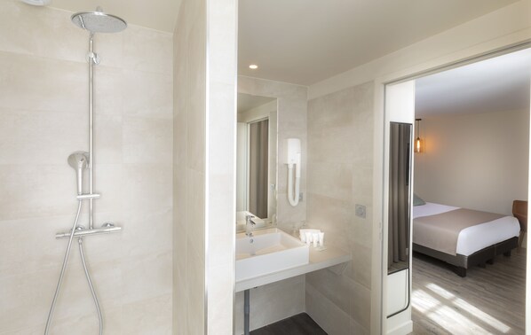 Chambre Confort | Salle de bain | Articles de toilette gratuits, sĂšche-cheveux, serviettes fournies, savon