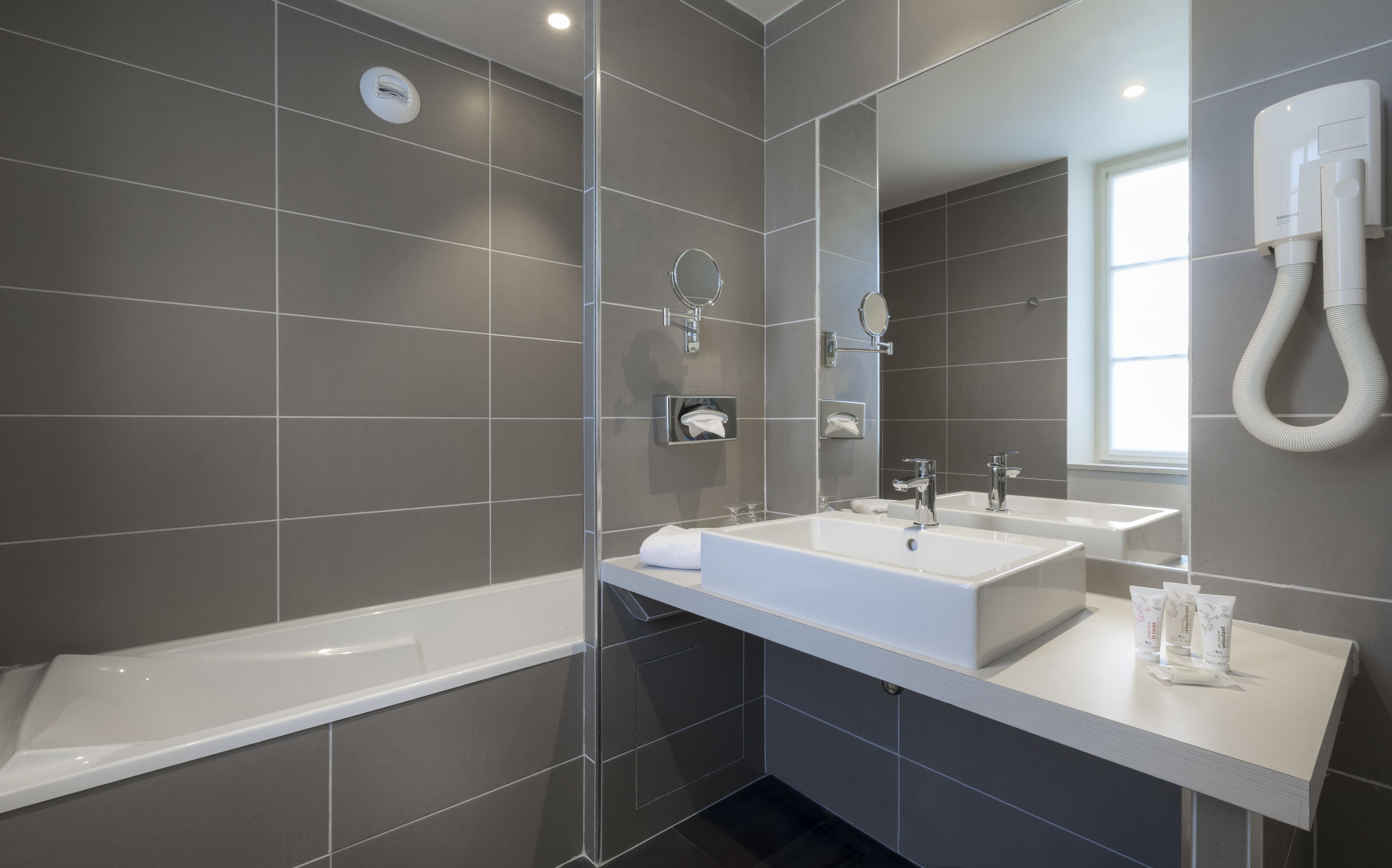 Studio, 1 Queen Bed, Courtyard View | Bathroom | Free toiletries, hair dryer, towels, soap