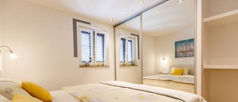 3 bedrooms, in-room safe, WiFi, bed sheets