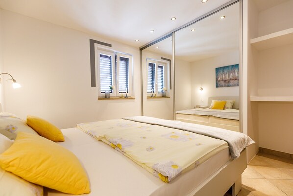 3 bedrooms, in-room safe, WiFi, bed sheets