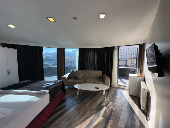 Habitación panorámica, 1 cama King size, Terraza, vista a la ciudad | Cortinas blackout, insonorización, wifi gratis y ropa de cama