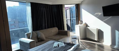 Habitación estándar, Terraza, vista a la ciudad | Cortinas blackout, insonorización, wifi gratis y ropa de cama 