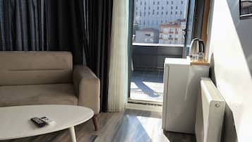 Habitación estándar, terraza, vistas a la ciudad | Cortinas opacas, sistema de insonorización, wifi gratis y ropa de cama