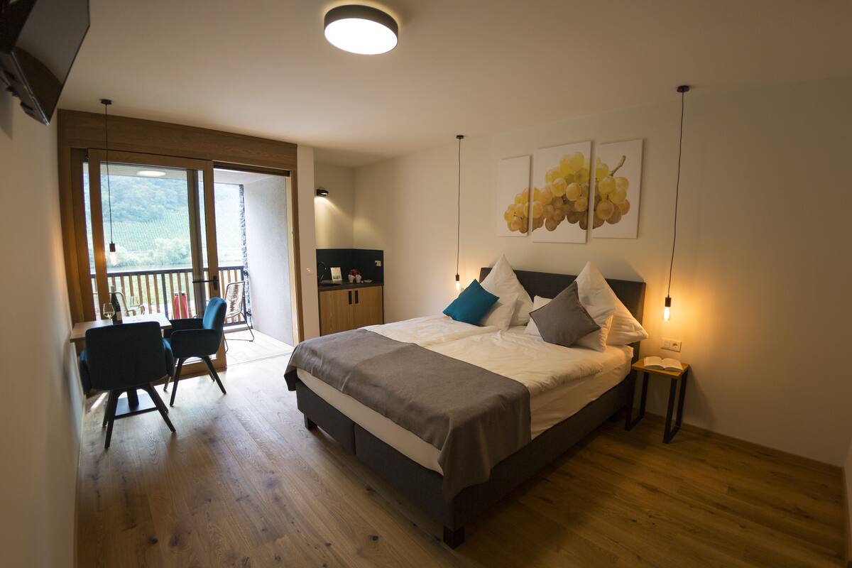 Habitación doble junior, vista al río | 1 habitación, minibar y caja de seguridad en la habitación