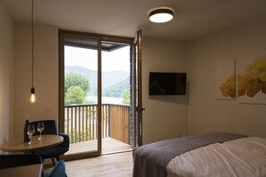 1 غرفة نوم وميني بار وخزنة داخل الغرفة وتجهيزات عازلة للصوت