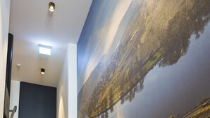 Eine Treppe mit einem großen Wandgemälde einer Landschaft.