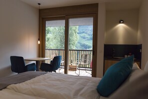 1 غرفة نوم وميني بار وخزنة داخل الغرفة وتجهيزات عازلة للصوت