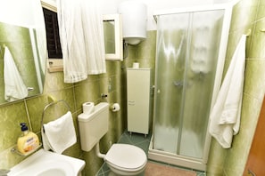 A bathroom with a toilet, sink, and shower. - Rooms Tom (Malinska-Dubasnica)