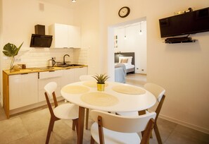 Apartment (Rybaki 13A/11) | Private kitchen | Fridge, stovetop, dishwasher, electric kettle - Very Berry - Rybaki 13 - Old Town (Poznan)
