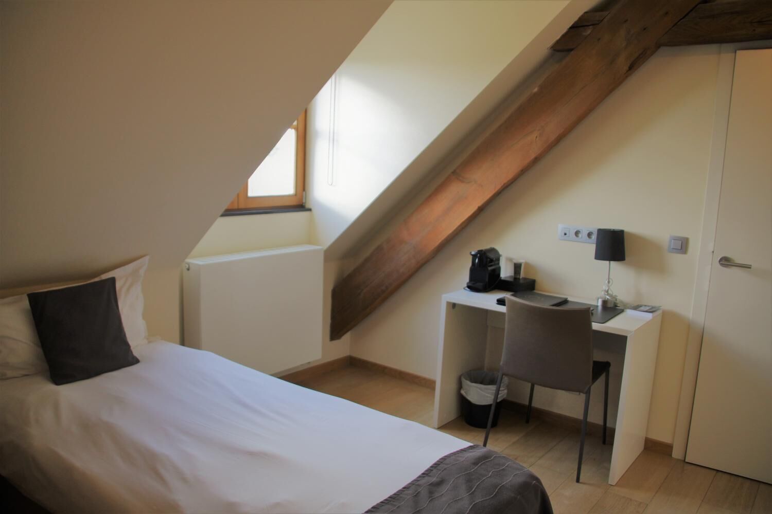 Une chambre à coucher avec un lit, un bureau et une chaise.