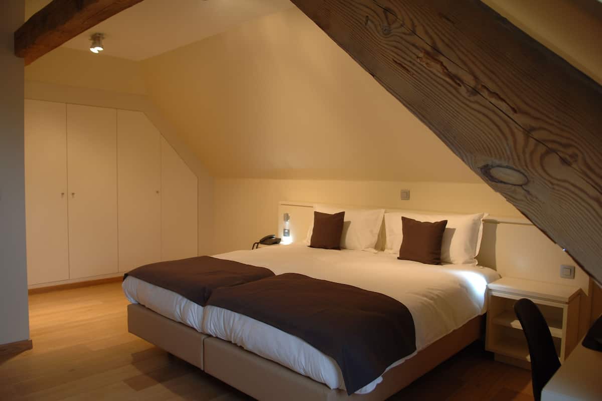 Studio | Luxe beddengoed, een bureau, verduisterende gordijnen