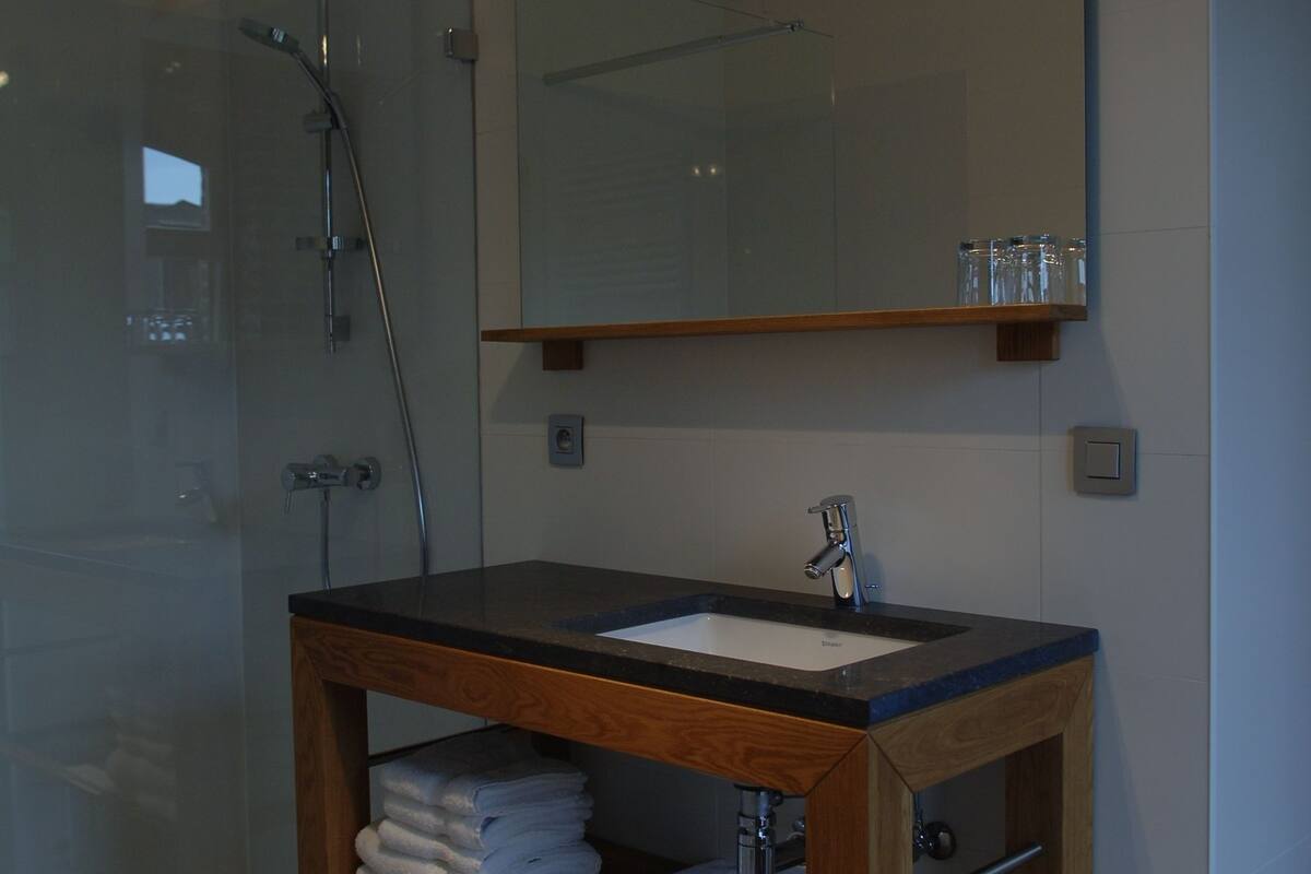 Regadera, amenidades de baño gratuitas, secadora de cabello, toallas 