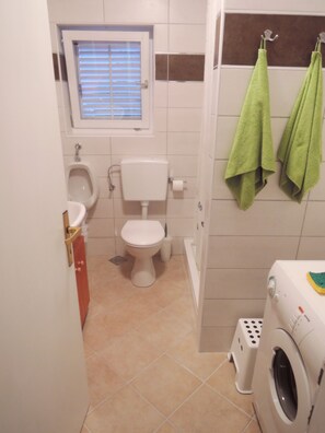 Appartement, 2 chambres | Salle de bain | Douche, serviettes fournies, papier de toilette
