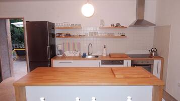 Appartement, 2 chambres | Cuisine privée | Réfrigérateur, four, plaque de cuisson, bouilloire électrique