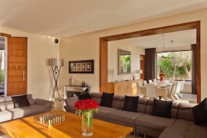 Villa Luxury, piscina privata | Area soggiorno | TV a schermo piatto