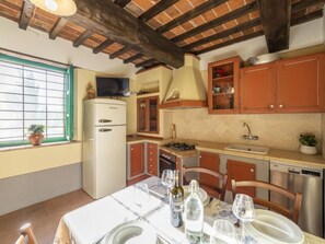 Réfrigérateur, four, lave-vaisselle, chaise haute