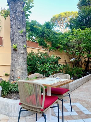 Free daily buffet breakfast  - Sourire Hotel (Rome)