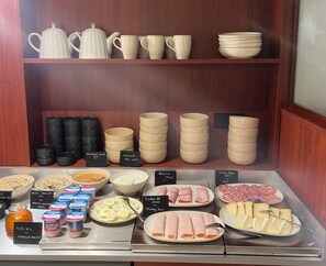 Tägliches Frühstücksbuffet gegen Gebühr