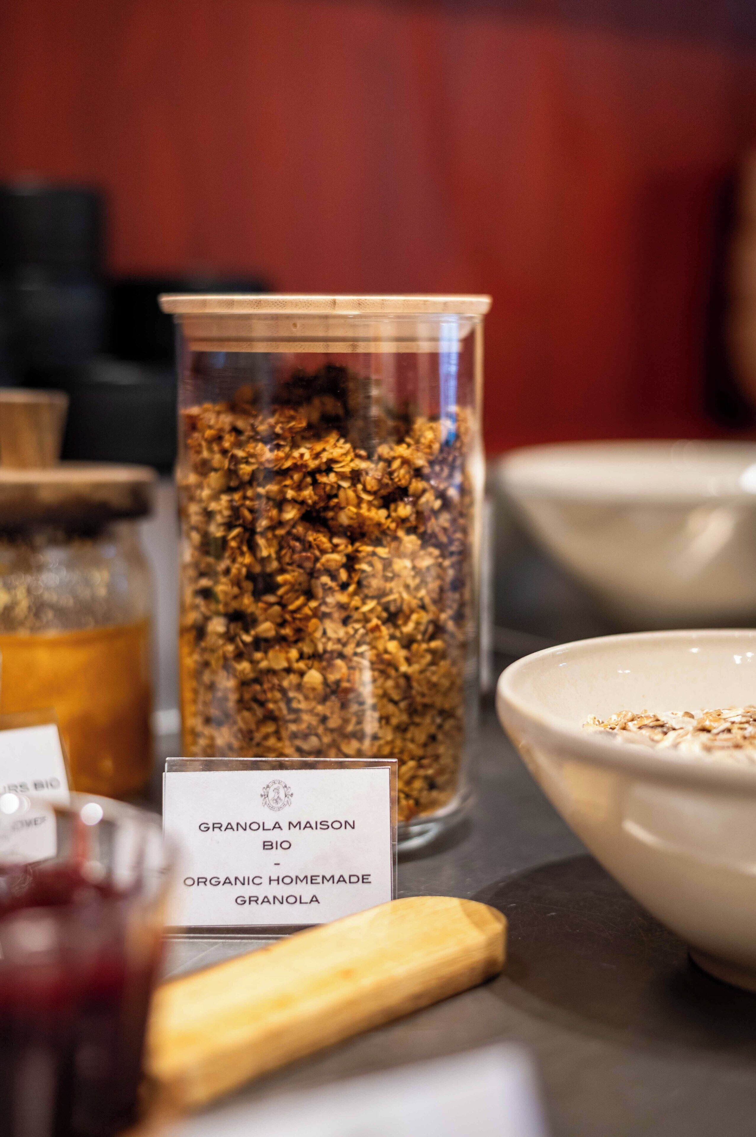 Een verpakking met de tekst 'Granola Maison Bio Organic Homemade Granola' op een tafel.