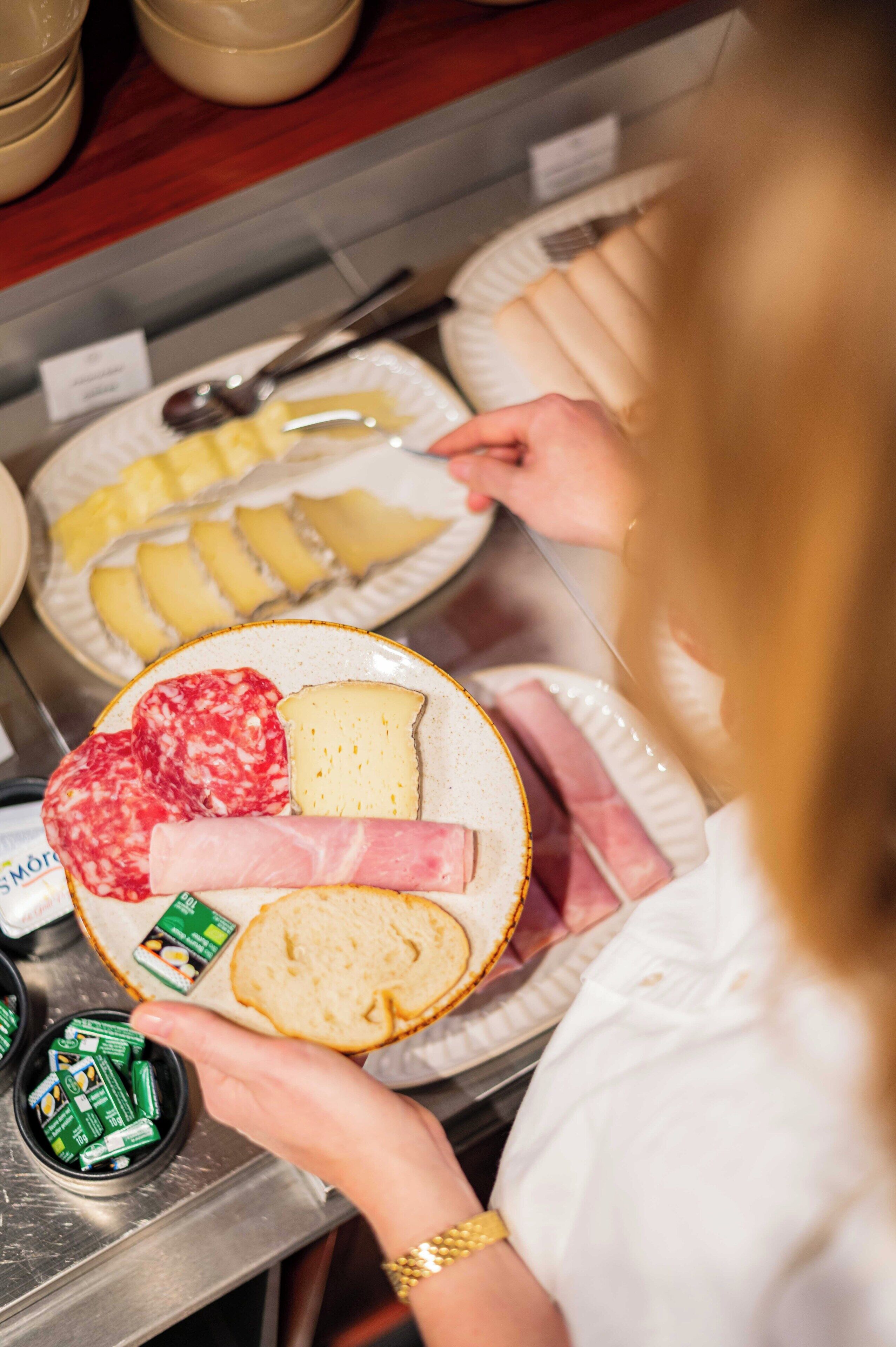 Una persona sosteniendo un plato con diversos alimentos.