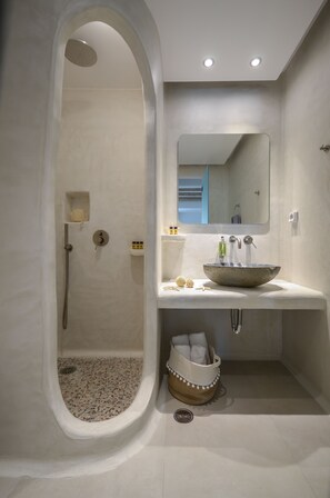 Superior Suite, Sea View | Bathroom | Shower, hair dryer, bidet, towels