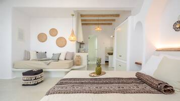 Grand Suite, Hot Tub | Living area | Smart TV