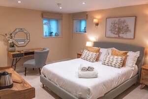 Superior Oda, 1 En Büyük (King) Boy Yatak | Kaliteli yatak takımı, güneşlik/perde, ses yalıtımı, ütü/ütü masası 