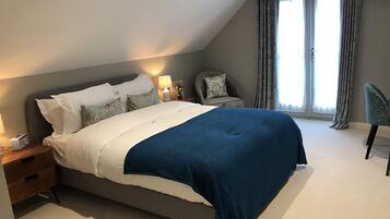 Kahden hengen deluxe-huone, parveke | Ylelliset vuodevaatteet, pimennysverhot, äänieristys