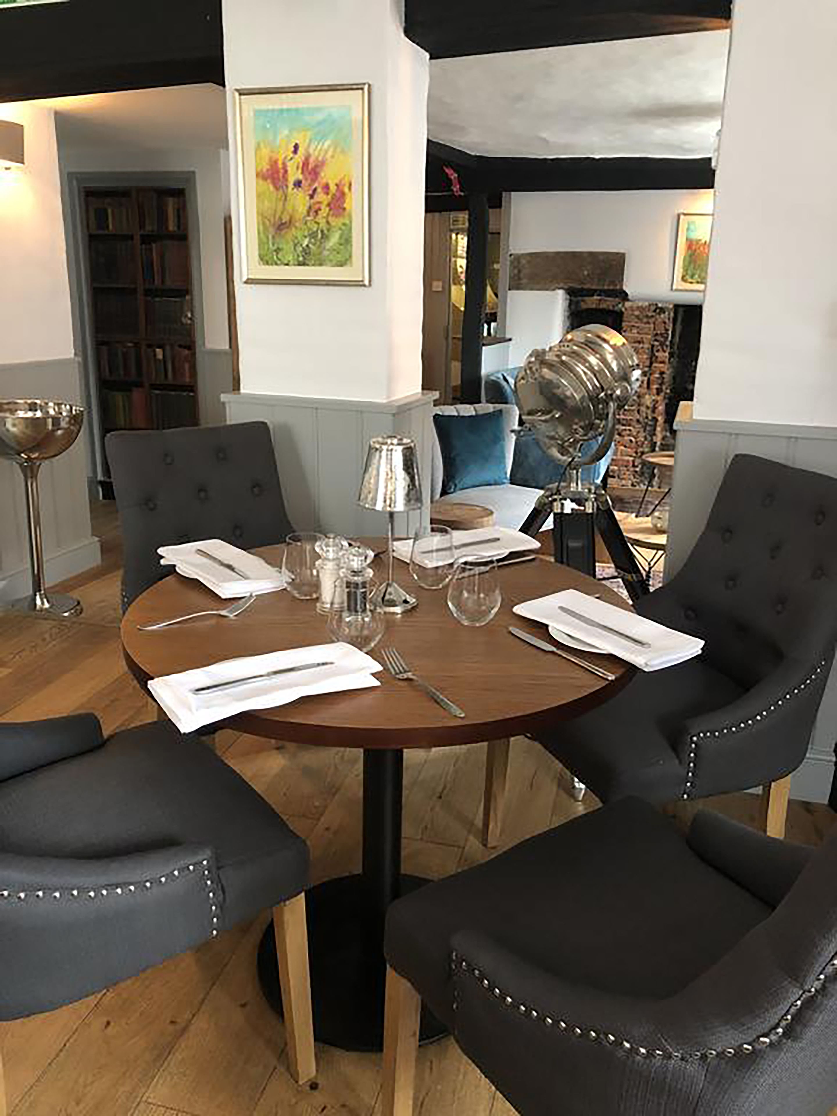 Se sirven cenas y cocina británica 