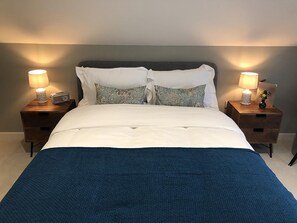 Phòng đôi Deluxe, ban công | Bộ đồ giường cao cấp, màn/rèm cản sáng, phòng cách âm