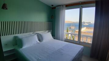 Deluxe dubbelrum - 1 queensize-sÀng - havsutsikt | 1 sovrum, minibar, skrivbord och ljudisolering