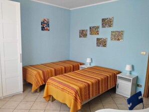 1 bedroom, down duvets, desk, blackout curtains