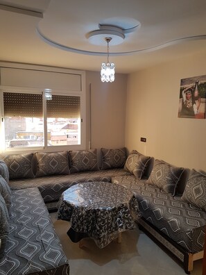Apartment | Living room | Flat-screen TV - Appartement De Luxe 4 Chambres (Oujda)