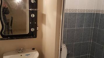 Dusj, regndusjhode og håndklær