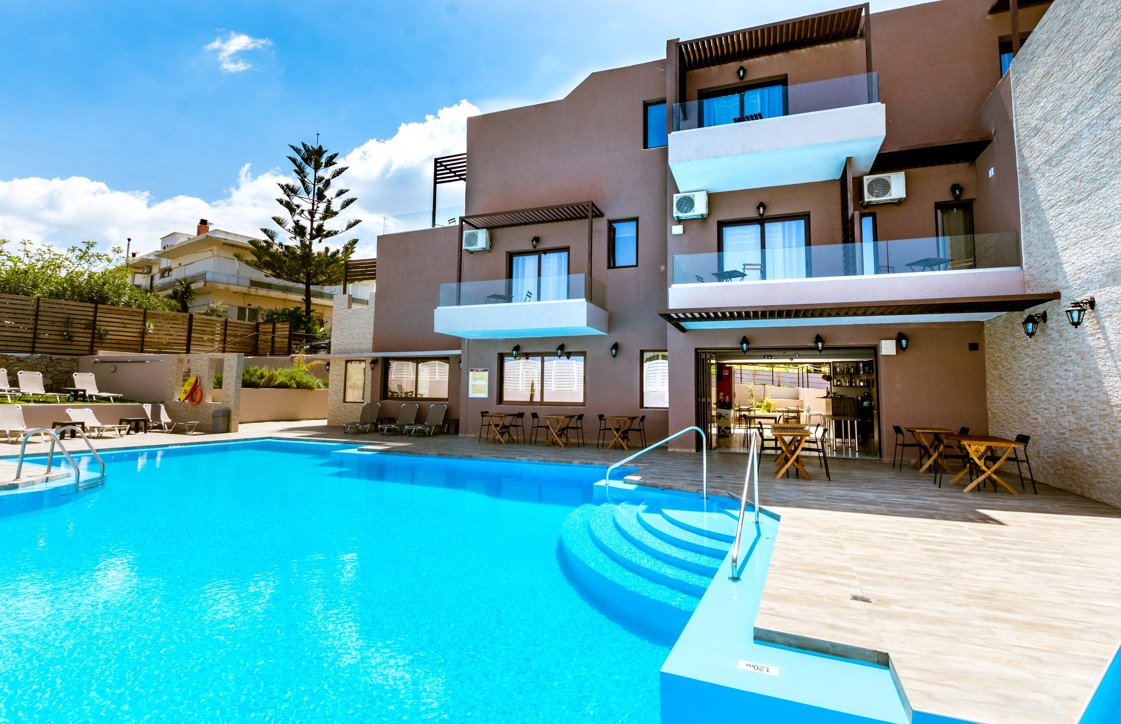 Piscina all'aperto, lettini