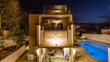 Façade de l’hébergement – soirée/nuit