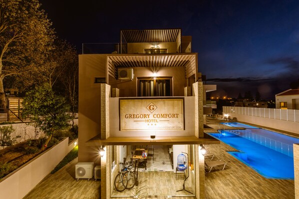 Front of property - evening/night - Gregory Comfort Hotel (Chania)