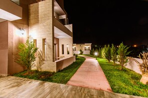 Front of property - evening/night - Gregory Comfort Hotel (Chania)