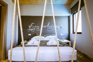 Comfort Τρίκλινο Δωμάτιο | Κλινοσκεπάσματα υψηλής ποιότητας, κρεβάτια με ανώστρωμα, γραφείο 