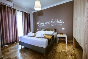 Dobbeltrom – design, hageutsikt | Sengetøy av topp kvalitet, senger med overmadrass og skrivebord