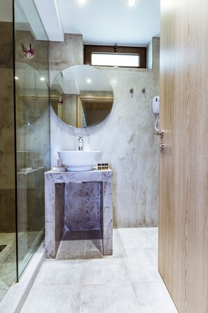 Executive Triple Room | Bathroom | Shower, free toiletries, hair dryer, towels - Gregory Comfort Hotel (Chania)