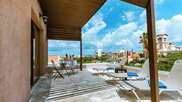 Habitación triple ejecutiva | Terraza o patio