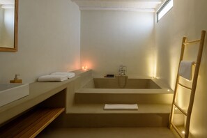 Superior Studio Suite, Sea View | Bathroom