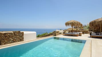 Piscina externa sazonal, guarda-sóis, espreguiçadeiras