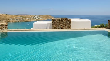 Piscine extérieure (ouverte en saison), parasols de plage